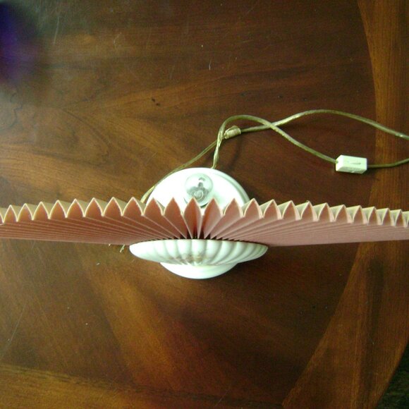 Vintage Hollywood Regency Glam Pink Accordion Fan Shell Table 15” MCM Lamp Gold - Picture 7 of 9